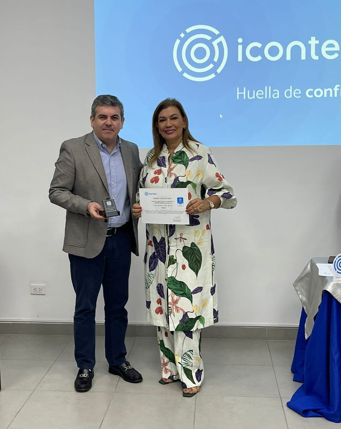 Reconocimiento al HDPUV en sus 20 años como afiliados